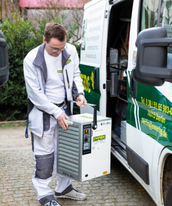 Ewering Mitarbeiter mit Trocknungsgerät für eine Wasserschadensanierung