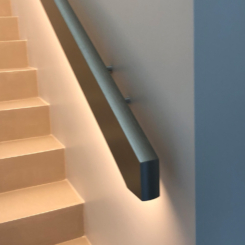 Hochwertige Lichtelemente an einem Geländer einer exklusiven Frescolori Treppe